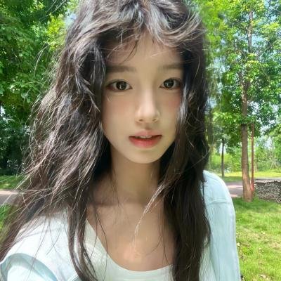 她行走于黑暗中